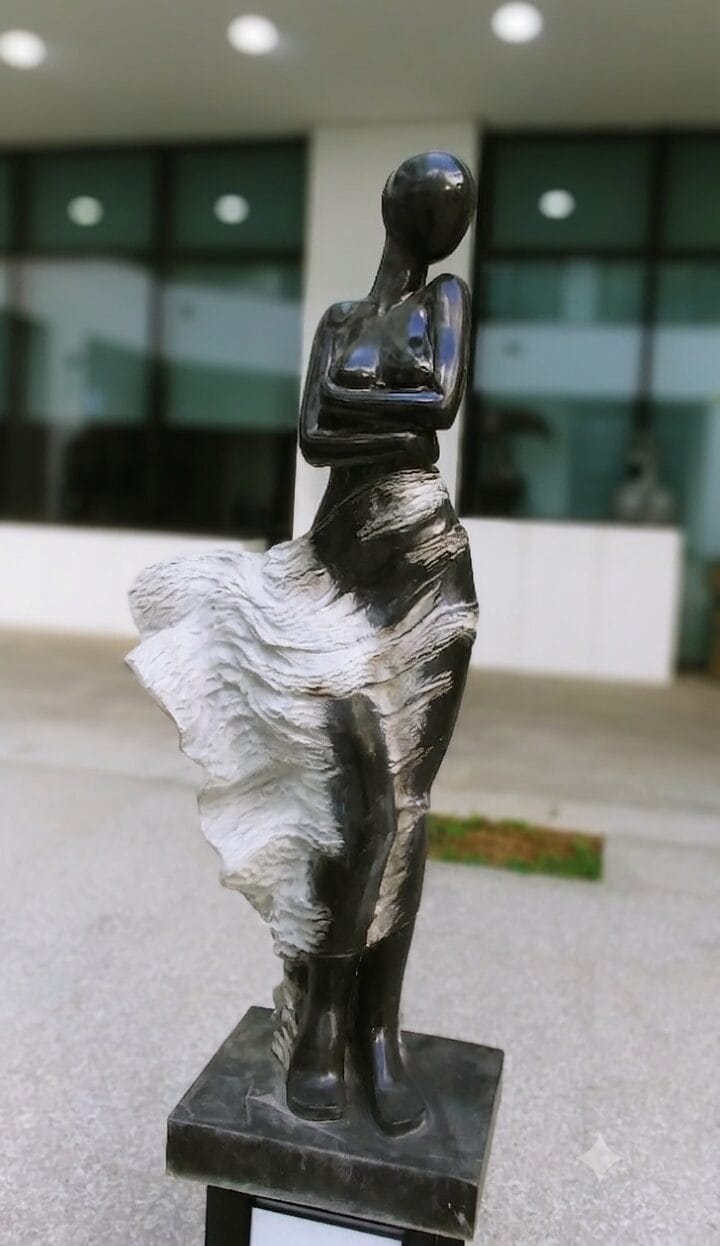 치마가 바람에 날리는 형상의 여인 조각